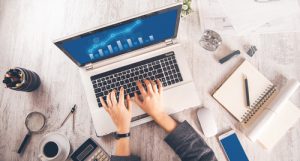 femme travaillant sur ordinateur